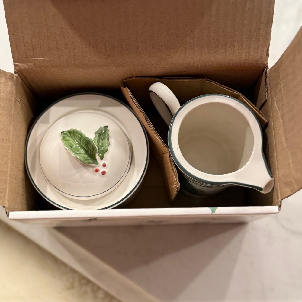 Mikasa Christmas Sugar Bowl and Creamer EUC - Picture 4 of 10